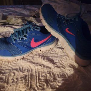 NIKE WALKING SHOES